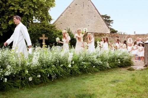 kate moss wedding garden aisle images from vogue